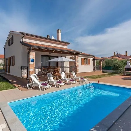 Leonie With Private Pool Vila