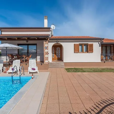Leonie With Private Pool Villa *