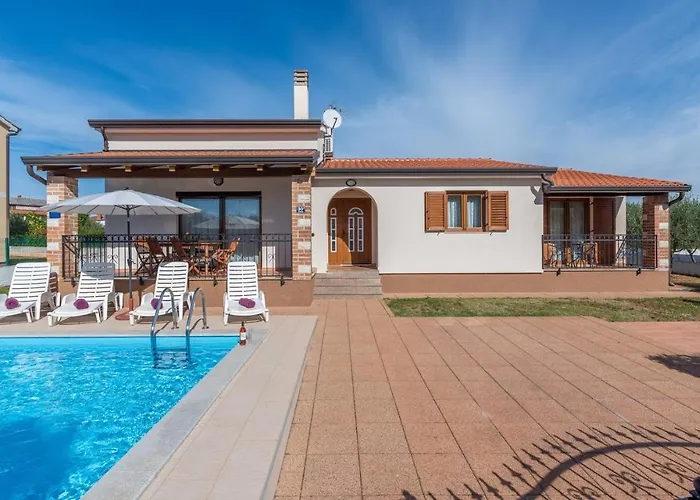 Leonie With Private Pool Villa *