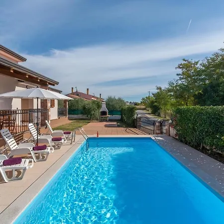 Leonie With Private Pool Villa *