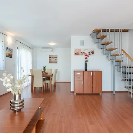 Leonie With Private Pool Villa