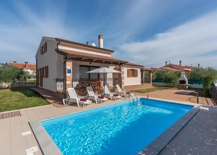 Leonie With Private Pool Villa